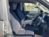 高いホールド性で運転姿勢が安定します。長距離ドライブでも疲れにくいのが魅力です。快適なドライビングライフをお送りください♪