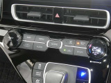 【オートエアコン】車内温度を感知して自動で温度調整をしてくれるのでいつでも快適な車内空間を創り上げます!どの席に座っても快適なドライブが楽しめます♪