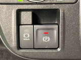 指先だけで簡単に操作が可能な電動パーキングブレーキを採用。「HOLD」スイッチを押すと、渋滞や信号待ちなどでブレーキペダルから足を離しても、ブレーキを保持するので安心です