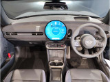 MINIの内装はとにかく『円』に拘ったデザインコンセプトが一目で伝わってきます。これほど円形に拘った車は他に御座いません。伝統のデザイン、トグルスイッチなど遊び心のある内装で御座います。