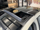 オプション設定のパノラマルーフシステムが装着されておりますので、明るい車内と開放感を提供してくれます