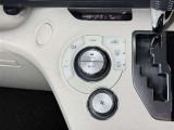 【オートエアコン】「AUTO」スイッチを押すだけで、冷暖房の切り替えや風量、吹き出し口の調整などを自動で行います。