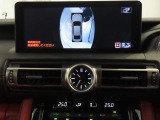純正ナビ付です。もちろん車両後方を表示するバックガイドモニターが付いていて車庫入れ安心!