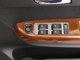 運転席側には 集中スイッチ(全ドアを操作するスイッチ) があり、運転席から乗員全員分の窓をコントロールできます。