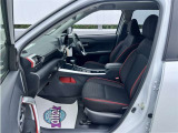 高いホールド性で運転姿勢が安定します。長距離ドライブでも疲れにくいのが魅力です。快適なドライビングライフをお送りください♪