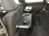 リヤ席にシートバックテーブルを装備しています