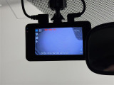 【ドライブレコーダー】映像・音声などを記録する車載装置です。もしもの事故の際の記録はもちろん、旅行の際の思い出としてドライブの映像を楽しむこともできます。