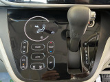 快適装備のオートエアコン♪ 温度設定をすれば、自動で車内の温度管理をしてくれる優れ物です☆彡