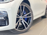 BMW純正アロイホイールはモデルやパッケージに合わせてデザインされています。洗練されたデザインで、足元の個性を引き立てます。