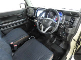 シンプルで使いやすいデザインの運転席です。