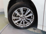 トヨタ純正アルミホイール。タイヤサイズは235/50R18です。