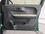 運転席ドア内張はご覧の通り。ドアポケットの収納もバッチリです
