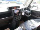 スッキリした運転席周り操作もしやすく各装置のコントロールができます。
