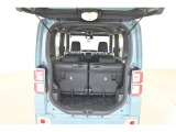 後席シートは分割可倒式です。乗せる荷物や乗車人数に合わせて片側ずつ倒すことが出来ます。