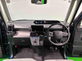360&deg;UV&IRカット機能ガラス採用。見易い計器類と運転し易いレイアウトのドライビングポジションは、極細Aピラーの採用で視角も少なく前方&左右の見切りが良く安心して運転できます。