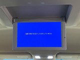 【リヤエンターテインメントシステム】後席にお座りの方も大満足の、人気メーカーオプションを装備。専用の音響システムと、大画面のモニターで移動中もDVD等をお楽しみいただけます。
