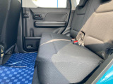 後部座席です。足元空間は広々しており、大人4人乗車も無理なく可能です。
