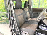 運転席まわりには十分なスペースがあり、大柄な方でもゆったり運転していただける環境です。