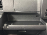 助手席側のインパネは多機能!間口の広くて使いやすいトレイや何かと工具や買い物袋を掛けれる便利なフック付き!