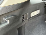 リヤシート可倒スイッチです。荷室の左右にあるスイッチを引くと背もたれが前に倒れます。