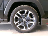 純正のアルミホイール装着車です。タイヤサイズは235/55R19です。