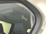 ブラインドスポットモニター(BSM)を装備しています。隣を走る車両が死角に入るとミラー内LEDインジケーターが点灯。さらに、ウィンカーを出すとインジケーターが光って点滅して注意を促してくれます。