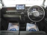 運転にかかわる様々な操作を安全に行えるように視点移動が少なく、操作性に配慮されたスイッチ類が凝縮されたコクピットです。