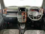 【インパネ】運転のしやすさを最優先に設計された見晴らしの良いフロントビュー。車両間隔が掴みやすく狭い道でも安心♪「安全」と「品質」を最優先に、安心してお乗りいただけるクルマを提供いたします。