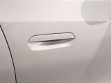 【デザインとの融合】BMWデザイナーが創り出したボディデザインを損なう事のない様に配置とデザインに拘っています。ドアノブについてもBMWの拘りに妥協はありません。