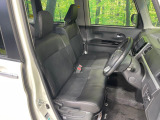 運転席まわりには十分なスペースがあり、大柄な方でもゆったり運転していただける環境です。