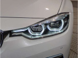 【LEDヘッドライト】先進のLEDテクノロジーを採用。放射される白色光の周波特性は太陽光に近く、バイキセノン・ヘッドライトを上回るコントラストで更に明るく輝きます!
