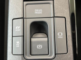 【オートブレーキホールド】信号待ちや渋滞で停車時にブレーキから足を離しても、停止状態を保持してくれます。前進するときはアクセルを踏めば自動で解除されるので安心♪街乗り運転が楽になります♪