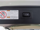 後ろが狭くてもサッと積める。途中で止められる安心のバックドア。後ろの駐車スペースが狭い時に重宝しますよ♪
