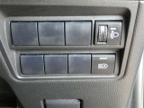 オートマチックハイビーム装備です。先行車や対向車のライトを認識し、ハイビームとロービームを自動で切り替える機能です。夜道の視界を確保します。詳細は販売店スタッフまでおたずねください。