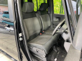 運転席まわりには十分なスペースがあり、大柄な方でもゆったり運転していただける環境です。