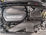 【BMWエンジン】革新的なガソリン・エンジン・テクノロジーによる高性能かつ高効率。レスポンスの良いパワーを発揮。常にスムーズな吸気を実現しアクセル開度にダイレクトに反応しドライビングを楽しく演出。