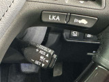 クルーズコントロール機能が付いています。 速度を設定するとアクセルを踏まなくても一定の速度で走ることができます。  高速道路ではとても便利な装置なんです。