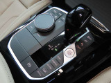 iDriveコントローラー。運転に集中しながら操作可能。