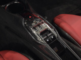 カーボンファイバー製アッパートンネルを装着。スイッチ類が並ぶセンター部分を、軽量素材で美しく引き締めています。