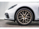 21インチ Panamera Sport Design ホイール(ホワイトゴールドメタリック塗装)搭載です。