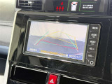 【バックガイドモニター】車両後方の映像をナビ画面に表示し、駐車などの後退操作をサポートします。