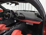 街中でのジェントルな振る舞いからサーキットの熱気まで、ドライバーの意思ひとつで一瞬にして表情を変える多面性を持っています。