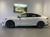 BMWではロングホイールベースの採用をしており、すべての車種に適用され、走行中の安定感の向上されております。また室内空間の広さにも貢献しております。