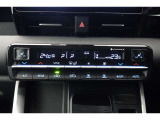 ★運転席と助手席でそれぞれお好みに合わせて温度設定が行えるフルオートエアコンです。外気温や室温、日射量を感知し、吹き出し温度、風量を緻密に制御します