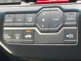 【オートエアコン】一度お好みの温度に設定すれば、車内の温度を検知し風量や温度を自動で調整。暑い&hellip;寒い&hellip;と何度もスイッチ操作をする必要はありません。快適な車内空間には必須の機能ですね♪