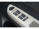スイッチ一つで窓を開け閉めできるパワーウィンドウスイッチです。