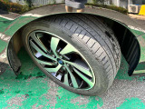 タイヤサイズは225/45R18になります。