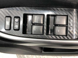 パワーウィンドは今や当たり前の機能ですが、無いと困る機能です。運転席からの操作で、全席の窓を振るオープンにしたり、フルクローズが可能です。