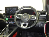 運転席まわりです。 各操作スイッチは使いやすい位置に配置されてます。