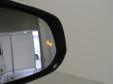 隣車線を走る車両をレーダーで検知し、ドアミラーでは確認しにくい後側方エリアに存在する車両に加え、急接近してくる車両も検知します。車両を検知するとドアミラーに搭載されたLEDインジケーターが点灯します。